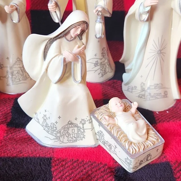 Hawthorne  Village, Christmas Holiday, Off-White Nativity Scene Set Decoration - Picture 2 of 16